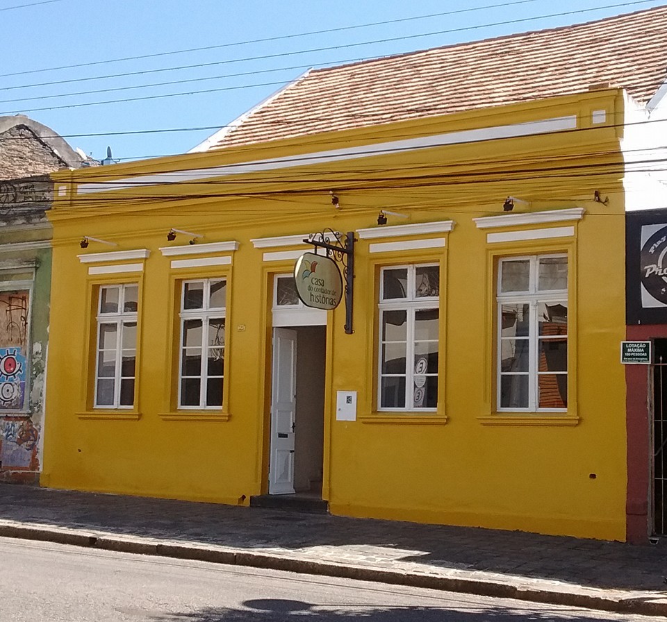 Casa do Contador de Histórias - A tradicional Casa amarela na Rua Trajano Reis em Curitiba, Paraná
