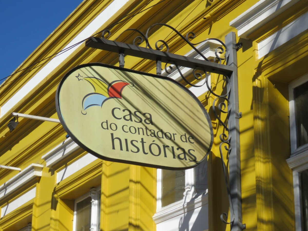 Casa do Contador de Histórias - Placa da tradicional Casa amarela na Rua Trajano Reis em Curitiba, Paraná