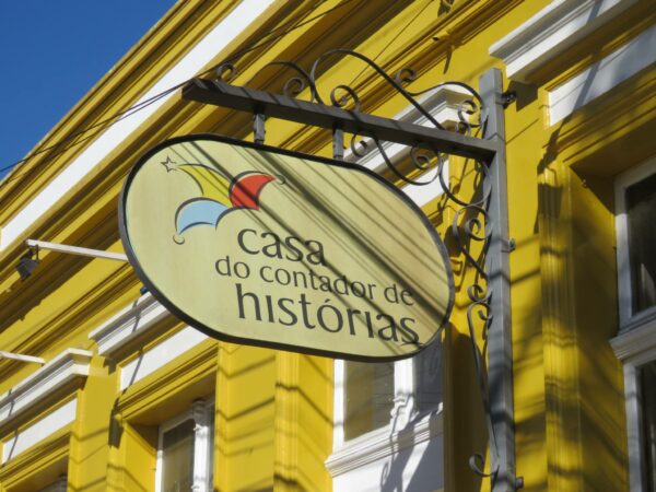 Casa do Contador de Histórias - Placa da tradicional Casa amarela na Rua Trajano Reis em Curitiba, Paraná